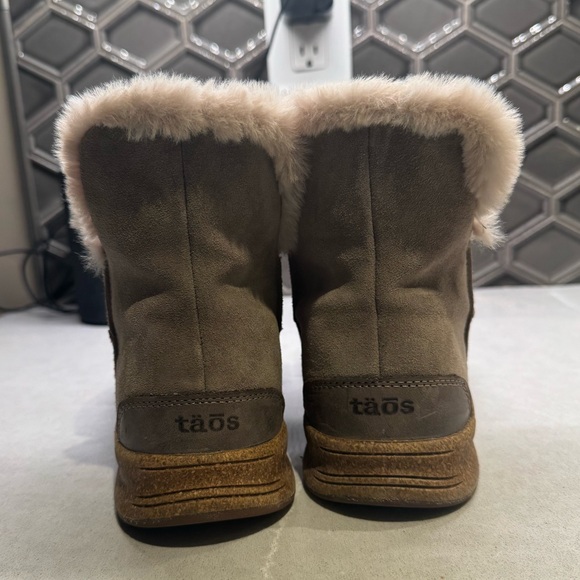 Taos Booties. Great condition. Only worn twice. - Picture 4 of 7